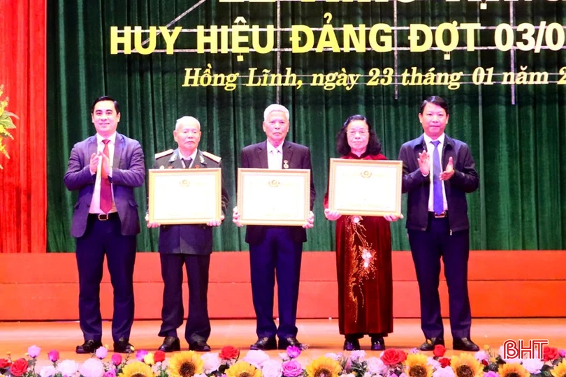 Lãnh đạo Ban Tổ chức Tỉnh ủy và TX Hồng Lĩnh trao Huy hiệu 65 năm, 60 năm tuổi Đảng cho các đảng viên.