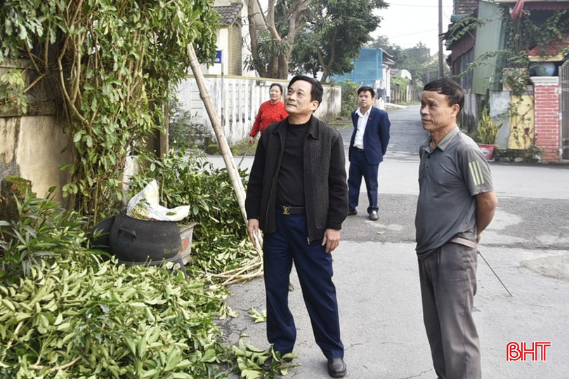 Thông tin viên Nguyễn Kiêm - Bí thư Chi bộ, Trưởng ban Công tác mặt trận TDP 3, phường Nam Hồng (hàng đầu, bên trái) thường xuyên tuyên truyền vận động người dân thực hiện công tác chỉnh trang đô thị trên địa bàn. bqbht_br_dt-dsc6258.jpg