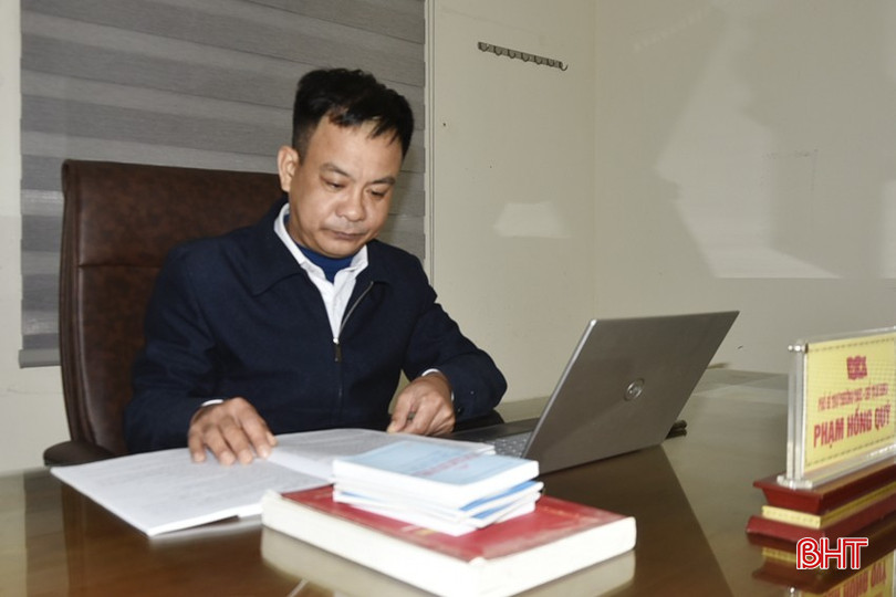 Sau khi tiếp thu các nội dung tại hội nghị báo cáo viên của Thị ủy Hồng Lĩnh, Phó Bí thư Thường trực Đảng ủy phường Trung Lương Phạm Hồng Quý nghiên cứu, soạn thảo nội dung để cung cấp tài liệu cho các chi bộ TDP sinh hoạt chi bộ, cũng như cho TTV cơ sở phục vụ công tác tuyên truyền. bqbht_br_dt-dsc6197.jpg