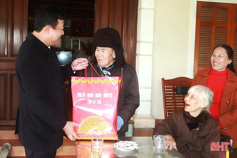 Phó Chủ tịch Thường trực HĐND Hà Tĩnh Trần Tú Anh tặng quà cho cụ Cao Xuân Nhung (SN 1934, ở thôn Đông Biên, xã Xuân Hải, huyện Nghi Xuân). bqbht_br_dt-tran-tu-anh.jpg