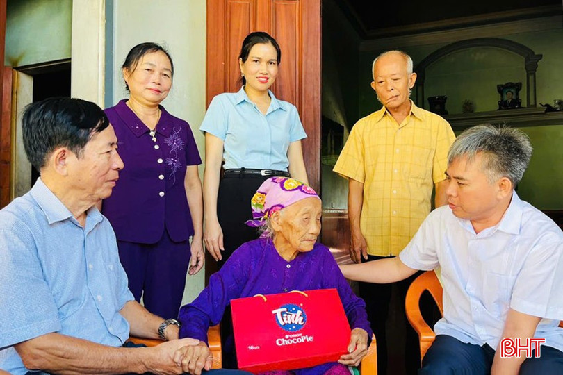 Lãnh đạo TX Hồng Lĩnh tặng quà cho cụ Lê Thị Dần (SN 1930, ở TDP Tân Miếu, phường Trung Lương, TX Hồng Lĩnh) thuộc diện già yếu, hoàn cảnh đặc biệt khó khăn. bqbht_br_dt-ld-tx-hong-linh.jpg