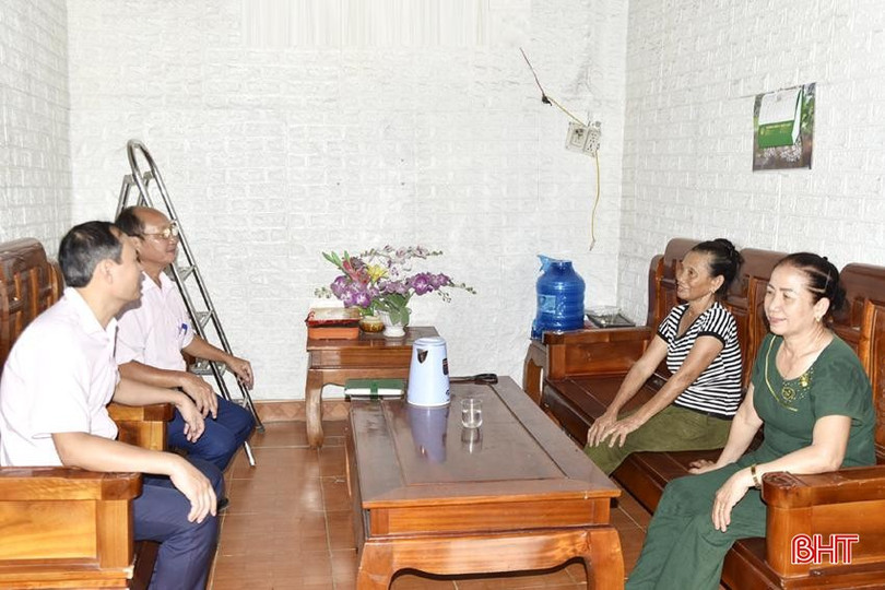 Mitarbeiter des Transaktionsbüros des Volkskreditfonds der Stadt Hong Linh besuchten und besichtigten das Büffel- und Kuhzuchtmodell der Familie von Frau Nguyen Thi Lan im Dorf Hong Lam, Gemeinde Thuan Loc (gestreiftes Hemd). dt-dsc2513-5598.jpg