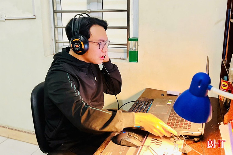 Trần Vũ Anh khai thác tài liệu trên mạng internet để học tốt môn tiếng Anh. bqbht_br_dt-z6358067446648-3d8e95dd296da05b0d1de547a02c300a.jpg