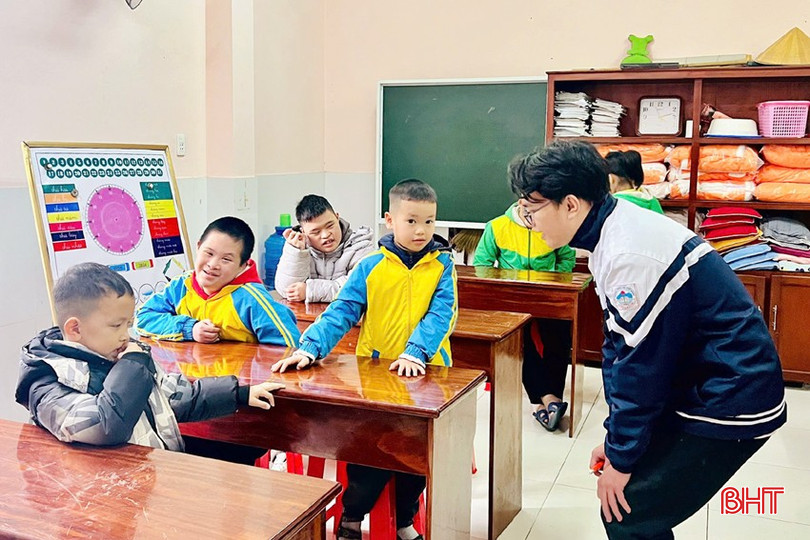 Trần Vũ Anh dạy Tiếng Anh cho trẻ khiếm khuyết. bqbht_br_dt-z6358067455489-285e270327b33c72070287256e3e69bd.jpg