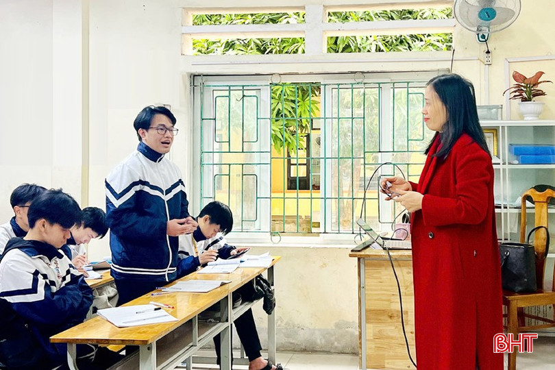 Trần Vũ Anh (đứng) luôn chủ động tiếp thu và nắm chắc kiến thức các thầy cô truyền dạy ở trên lớp. bqbht_br_dt-21027fee668cfb517aa7fcf787.jpg