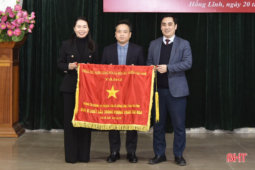 ... trao Cờ thi đua của Chính phủ cho Phòng Tài chính – Kế hoạch. bqbht_br_dtt-dsc6582.jpg
