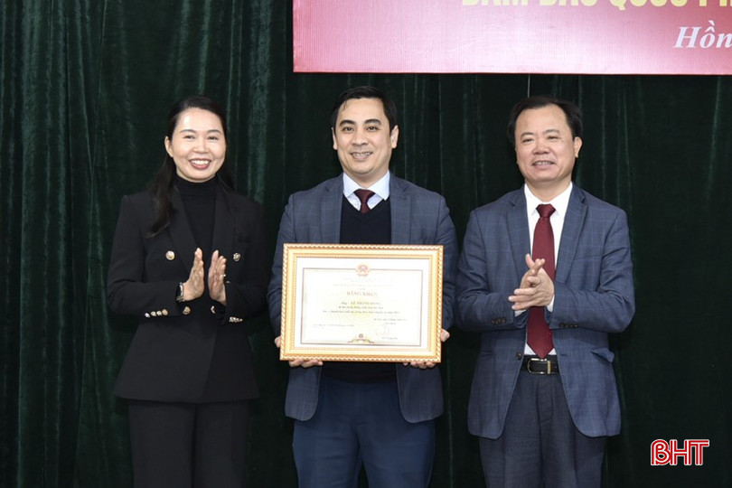 Trưởng ban Văn hoá - Xã hội (HĐND tỉnh) Đào Thị Anh Nga và Phó Bí thư Thường trực Thị uỷ Hồng Lĩnh Nguyễn Thăng Long trao bằng khen của Chủ tịch UBND tỉnh cho Bí thư Thị uỷ Hồng Lĩnh Lê Thành Đông. bqbht_br_dtt-dsc6589.jpg