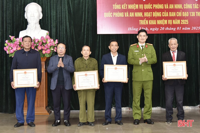 Lãnh đạo TX Hồng Lĩnh và Công an TX Hồng Lĩnh trao giấy khen cho 2 tập thể và 5 cá nhân đã có thành tích xuất sắc trong phong trào “Toàn dân bảo vệ an ninh Tổ quốc” năm 2024. bqbht_br_dt-dsc6610.jpg