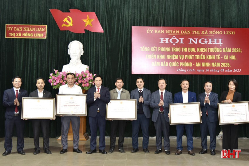 Dịp này, UBND TX trao công nhận 5 phường đạt chuẩn đô thị văn minh. bqbht_br_dt-dsc6593.jpg