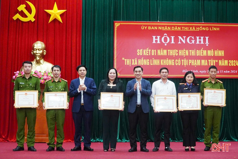 ... lãnh đạo TX Hồng Lĩnh trao giấy khen cho các tập thể... bqbht_br_dt-z6055468554197-f50831d2b2feb74b58cda2400c359aca.jpg