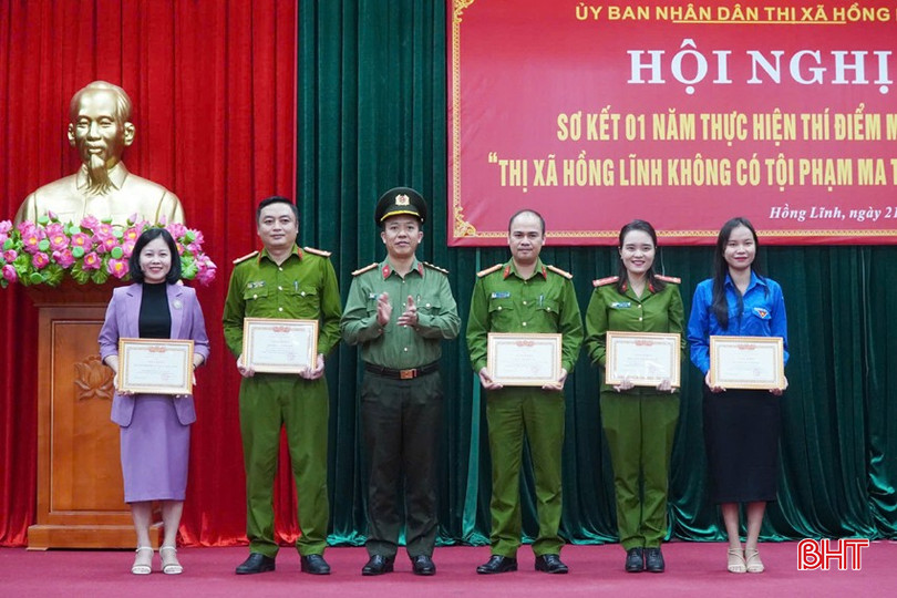 Đại tá Nguyễn Trung Kiên – Phó Giám đốc Công an tỉnh trao giấy khen của Công an tỉnh cho các tập thể, cá nhân... bqbht_br_dt-z6055468567718-5533f1b4680be812aaeb9f74b2eab951.jpg