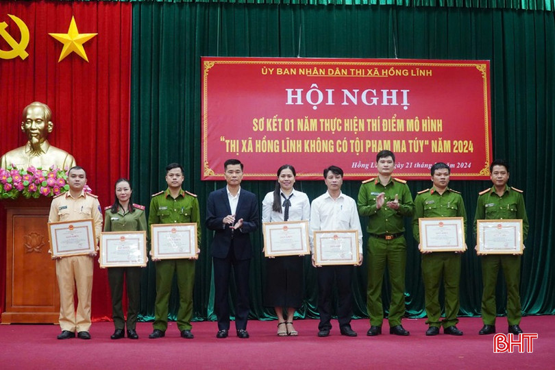 ... và cá nhân đã có thành tích xuất sắc trong thực hiện mô hình “Thị xã Hồng Lĩnh không có tội phạm ma tuý” năm 2024. bqbht_br_dt-z6055468572179-16f638dc57b18f71445f52bb6d149873.jpg