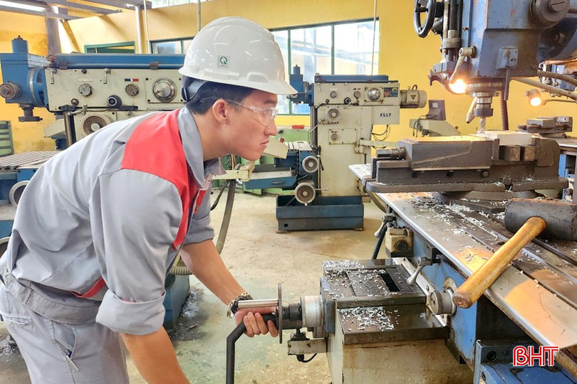 Sinh viên Trường Cao đẳng Kỹ thuật Việt - Đức Hà Tĩnh thực hành trên máy phay. dt-truong-vd-3967.jpg