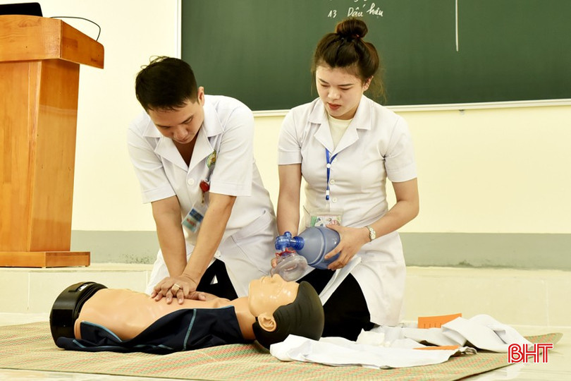 Giảng viên Trường Cao đẳng Y Hà Tĩnh hướng dẫn sinh viên thực hành cấp cứu ngừng tuần hoàn. dt-dsc2619-9648.jpg
