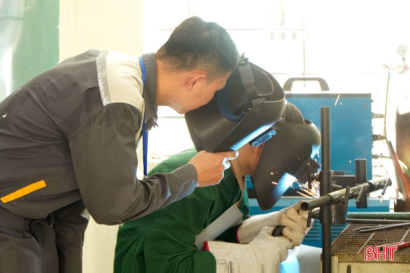 Học sinh Trường Trung cấp Nghề Hà Tĩnh thực hành nghề hàn. dt-6592921377-n-8088.jpg