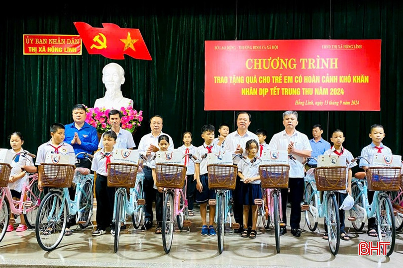 Lãnh đạo TX Hồng Lĩnh trao xe đạp cho học sinh hoàn cảnh đặc biệt khó khăn trên địa bàn thị xã. DT z5825874957430_6a491be413a82a247dab3623b462f883.jpg