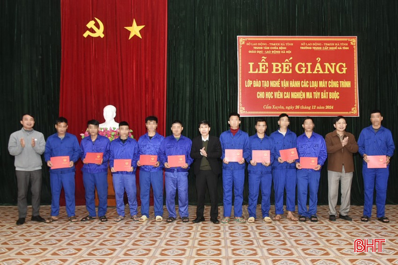 Lãnh đạo Sở LĐ-TB&XH, Trung tâm Chữa bệnh - Giáo dục - Lao động xã hội Hà Tĩnh và Trường Trung cấp Nghề Hà Tĩnh trao chứng chỉ nghề cho các học viên hoàn thành khoá đào tạo. bqbht_br_dt-dsc5672.jpg