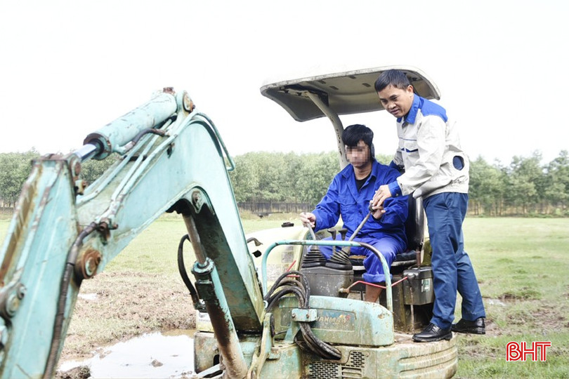 Giáo viên Trường Trung cấp Nghề Hà Tĩnh tận tình truyền nghề cho học viên. bqbht_br_dt-dsc5201.jpg