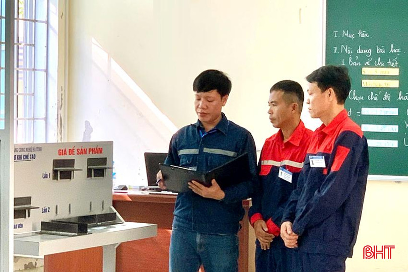 Thầy giáo Nguyễn Công Trạng, Trường Cao đẳng Công nghệ Hà Tĩnh trình giảng tại hội giảng. DT Thay Trang2 d393e301029e026b36004.jpg