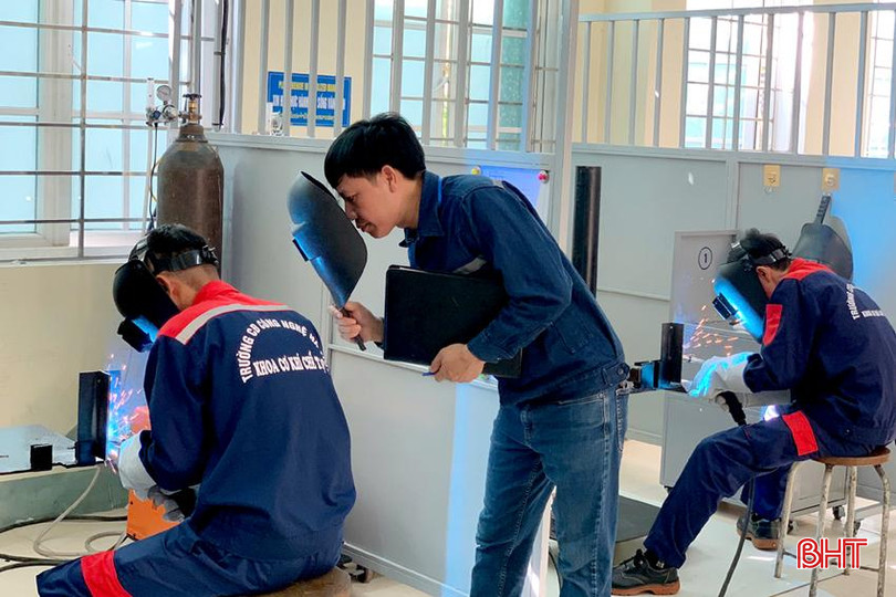 Thầy Nguyễn Công Trạng hướng dẫn sinh viên thực hành hàn trong phần trình giảng DT Thay Trang1 acb16c62856b5529eb4d4fcc7.jpg