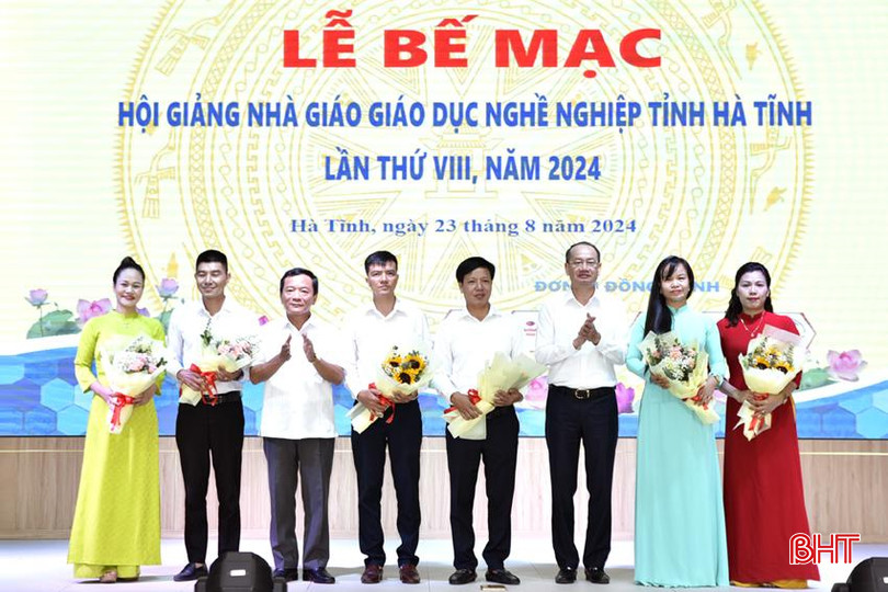 Phó Chủ tịch HĐND tỉnh Trần Văn Kỳ và Giám đốc Sở LĐ-TB&XH Phan Tấn Linh tặng hoa chúc mừng 6 nhà giáo được lựa chọn tham gia hội giảng "Nhà giáo giáo dục nghề nghiệp toàn quốc năm 2024" do Bộ LĐ-TB&XH tổ chức tại tỉnh Quảng Ninh. DT_DSC2677.jpg