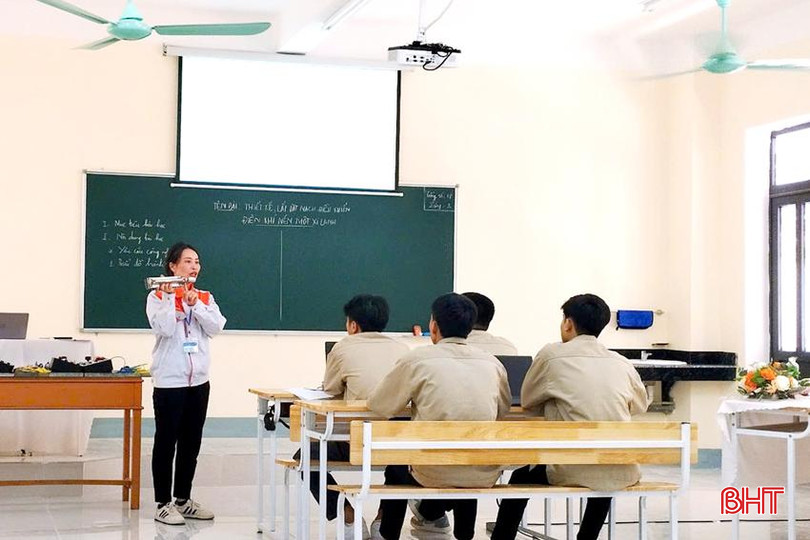 Cô Nguyễn Thị Hoa trình giảng tại hội giảng DT Co Hoa1 2db33a04480e5.jpg