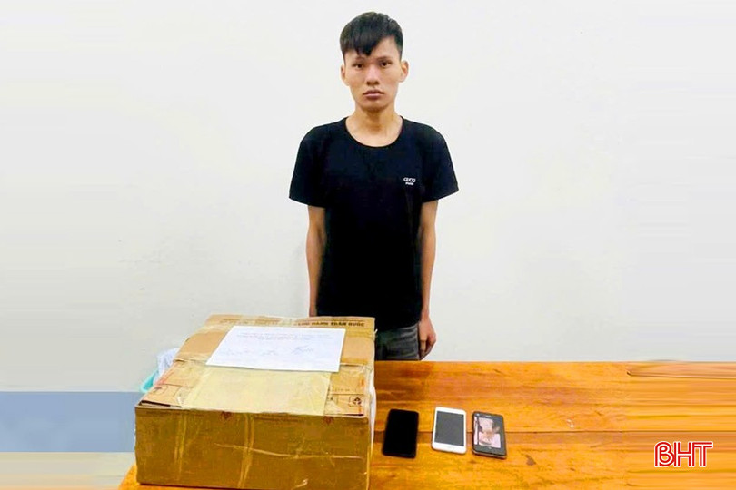 Đối tượng Nguyễn Văn Mạnh và tang vật tại cơ quan công an. bqbht_br_dt-048e40a.jpg
