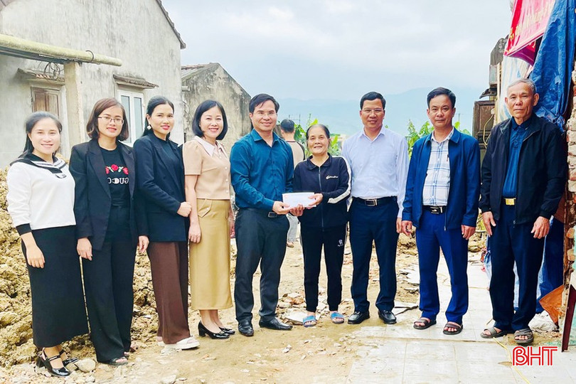 Lãnh đạo Uỷ ban MTTQ Việt Nam TX Hồng Lĩnh và phường Trung Lương trao hỗ trợ xây dựng nhà ở đợt 1 cho bà Dương Thị Hoa. bqbht_br_dt-z6401244197007-823c2e43c8aac04a72ad6c97de525c70.jpg