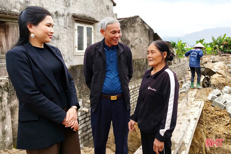 Cán bộ phường Trung Lương thăm hỏi, động viên, kiểm tra tiến độ xây dựng nhà của gia đình bà Dương Thị Hoa. bqbht_br_dt-z6399720461050-039567a979f0ada9d8e68d7f6fdb9e46.jpg
