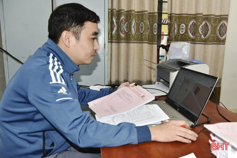 Cán bộ Phòng Nông nghiệp và Môi trường TX Hồng Lĩnh rà soát hồ sơ để cấp GCNQSDĐ cho người dân trên địa bàn. bqbht_br_dt-dsc8047.jpg