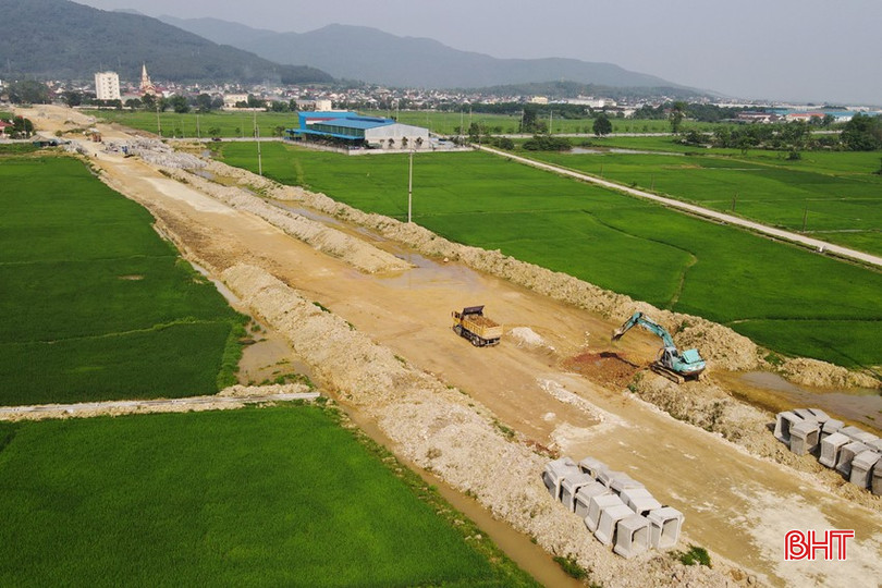 Dự án đường Nguyễn Thiếp đang được các nhà thầu tập trung thi công phần tuyến đã GPMB. bqbht_br_dt-dji-0662.jpg