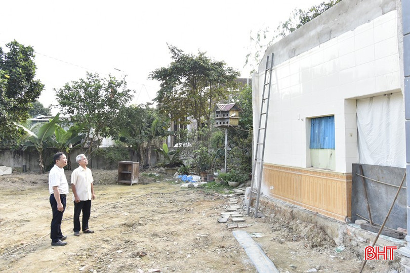 Gia đình ông Trần Phú ở thôn Tân Hoà, xã Thuận Lộc (thứ 2 từ trái qua) đã phá dỡ một phần ngôi nhà để nhường đất cho dự án. bqbht_br_dt-dsc0262.jpg