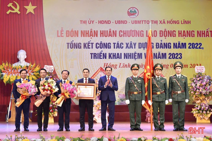 Chủ tịch UBND tỉnh Võ Trọng Hải trao Huân chương Lao động hạng Nhất của Chủ tịch nước cho Đảng bộ, chính quyền và Nhân dân TX Hồng Lĩnh. bqbht_br_dt-z6751837793417-28e4c1d39e946a74a2a5f944b7baa697.jpg