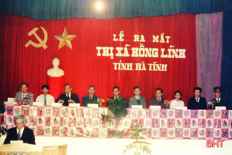 Lễ ra mắt thị xã Hồng Lĩnh ngày 2/3/1992. Ảnh tư liệu. bqbht_br_tx-hong-linh-5.jpg