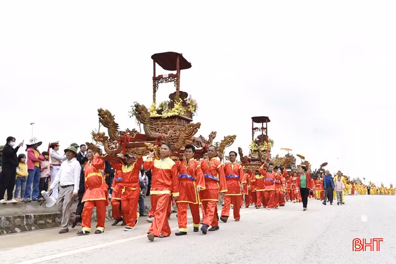 Các bậc cao niên rước kiệu linh vị Thủy Tổ và Quốc Tổ Hùng Vương tại Khu di tích lịch sử - văn hoá Đại Hùng (TX Hồng Lĩnh - năm 2025).