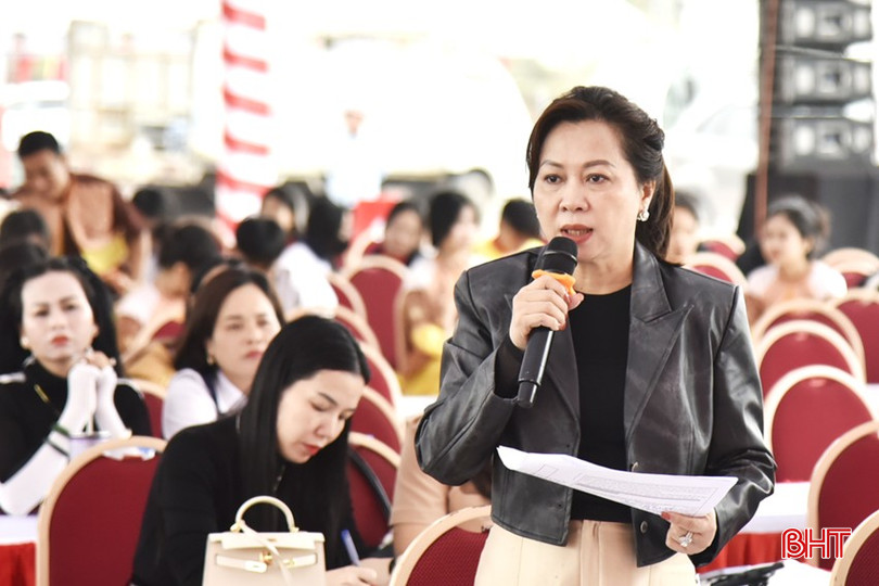Phó Tổng Biên tập Báo Hà Tĩnh Trần Thị Phương Hoa phát biểu góp ý về chương trình. bqbht_br_dt-dsc9779.jpg