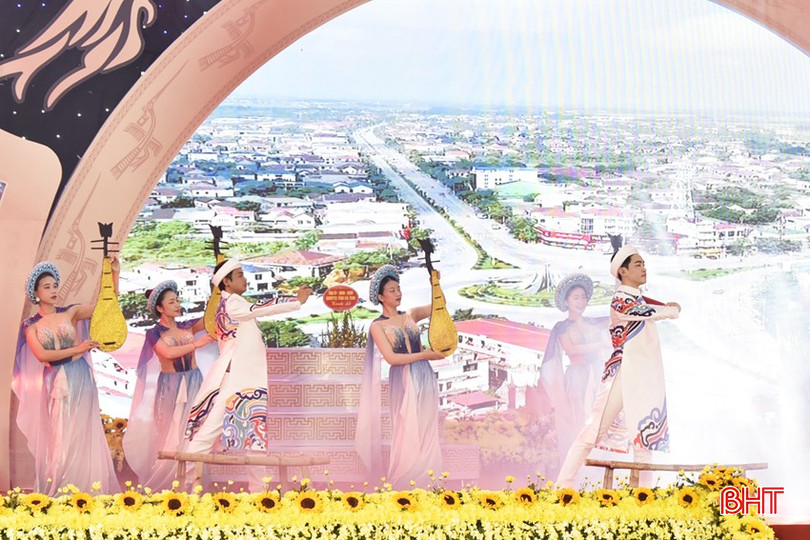 Tiết mục "Linh thiêng Hồng Lĩnh" tại chương trình. bqbht_br_dt-dsc9773.jpg