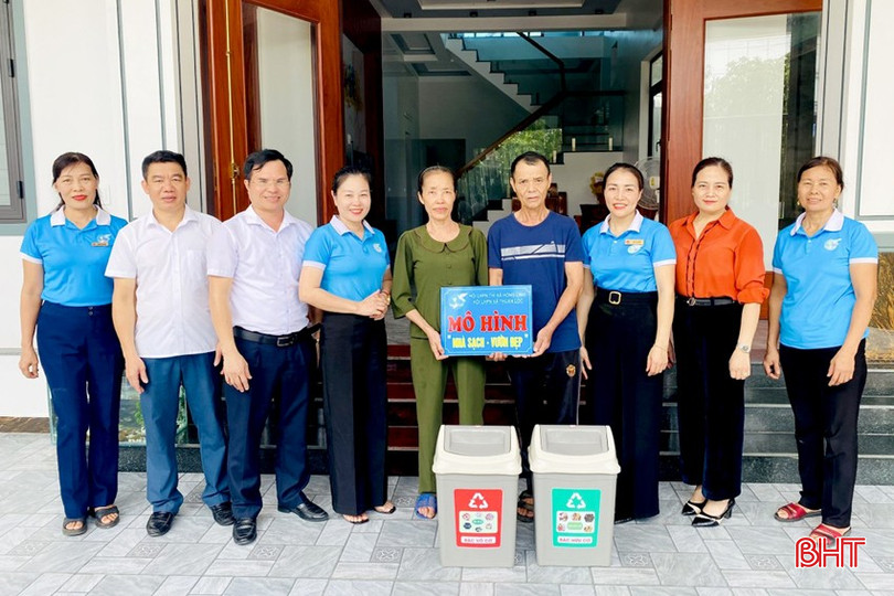 Lãnh đạo TX Hồng Lĩnh và xã Thuận Lộc trao biển công nhận mô hình “Nhà sạch, vườn đẹp" cho gia đình bà Nguyễn Thị Nga, thôn Thuận Trung, xã Thuận Lộc. DT 23f3ee319c1e1286b750.jpg