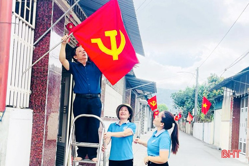 Phụ nữ Nam Hồng vận động hội viên và Nhân dân treo cờ Đảng, cờ Tổ quốc. DT pn treo co_837VSViii0GSiLR1.jpg