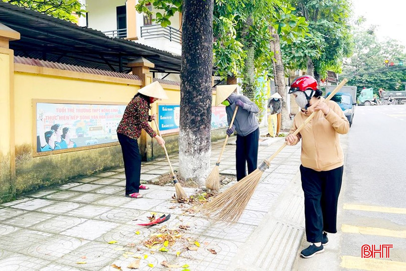 Phụ nữ phường Bắc Hồng dọn vệ sinh môi trường khu dân cư. DT Pn ZcicU2PTSkOMyDiX.jpg