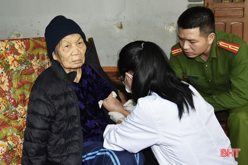 Cán bộ Tổ công tác triển khai Đề án 06 tỉnh Hà Tĩnh lấy mẫu tại nhà Mẹ Việt Nam Anh hùng Trần Thị Diệu (SN 1922) trú tại thôn Đông Châu, xã Thạch Ngọc, huyện Thạch Hà để phục vụ xác định danh tính liệt sĩ. bqbht_br_dt-dsc8823.jpg