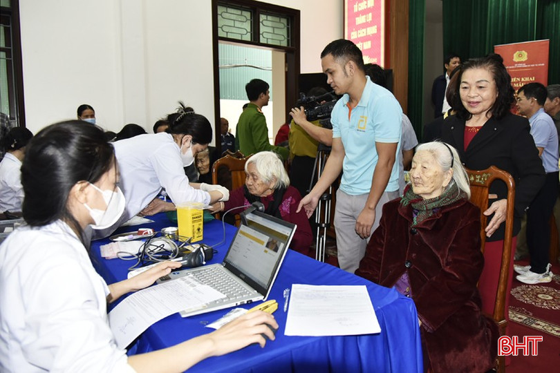 Tại cụm 1 ở Trung tâm văn hoá TP Hà Tĩnh, cơ quan chức năng tiến tiến hành lấy 93 mẫu của mẹ liệt sĩ và thân nhân liệt sĩ. bqbht_br_dt-dsc8813.jpg