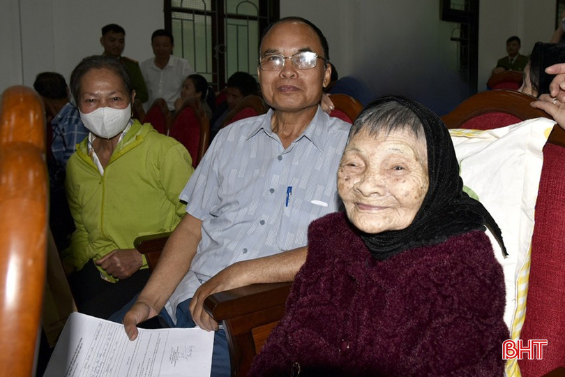Ông Trần Hữu Ty trú tại phường Thạch Quý, TP Hà Tĩnh và mẹ là bà Trần Thị Nuôi (SN 1922) có mặt tại cụm 1 để lấy mẫu ADN. bqbht_br_dt-76d71199-86aa-4acf-a08e-68aaf61d112d.jpg