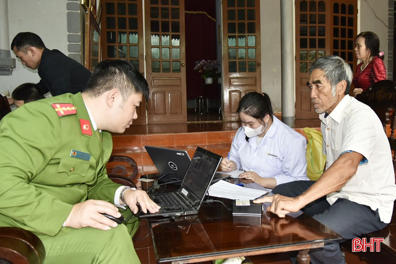 Tổ công tác lấy mẫu của ông Phan Danh Đậu trú tại thôn Đồng Châu, xã Thạch Ngọc, huyện Thạch Hà - em trai liệt sĩ Phan Danh Ngọ. bqbht_br_dt-dsc8825.jpg