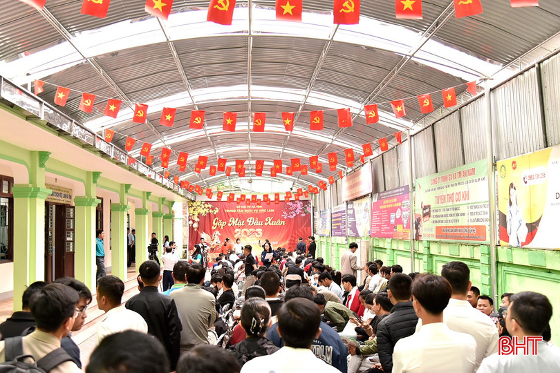 Gần 1.000 ứng viên tham gia phiên tuyển dụng của Nhà máy Sản xuất ô tô điện VinFast Hà Tĩnh được tổ chức tại Trung tâm Dịch vụ việc làm Hà Tĩnh ngày 27/2/2026.