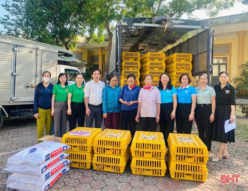 UBND phường Đức Thuận trao hỗ trợ gà giống và thức ăn từ dự án “Đa dạng hóa sinh kế, phát triển mô hình giảm nghèo” của Chương trình MTQG giảm nghèo bền vững năm 2023 cho các hộ nghèo. ga2_054902.jpg