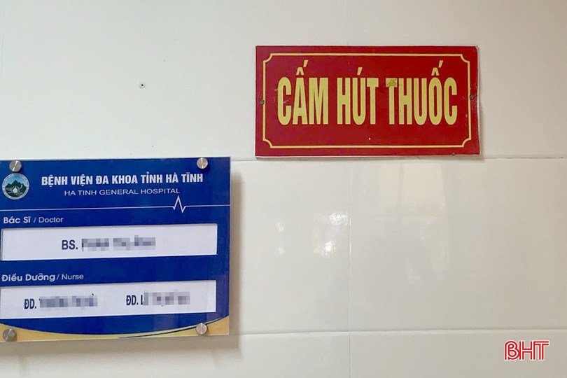 Biển cấm hút thuốc lá được gắn tại Bệnh viện Đa khoa tỉnh Hà Tĩnh. bqbht_br_dt-z6989543756347-9fa96e647af83b6d965729581ad19445-copy.jpg