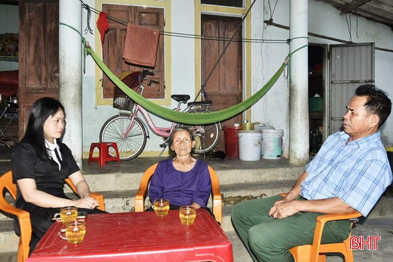 Cán bộ xã Cẩm Duệ (Cẩm Xuyên) thường xuyên thăm hỏi động viên gia đình bà Trần Thị Phước. bqbht_br_dt-c13aa0c9c71.jpg