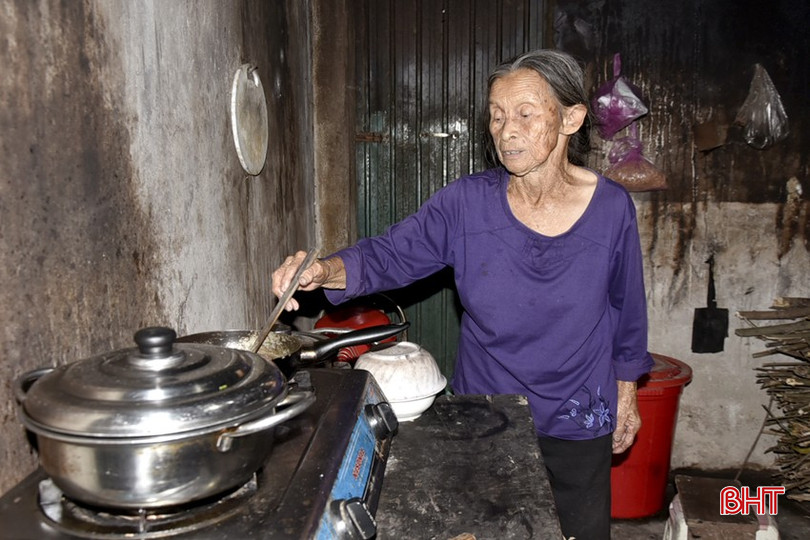 Tuổi cao, sức yếu, cuộc sống hàng ngày của bà Trần Thị Phước đều phụ thuộc vào người có gái. bqbht_br_dt-dsc5030.jpg