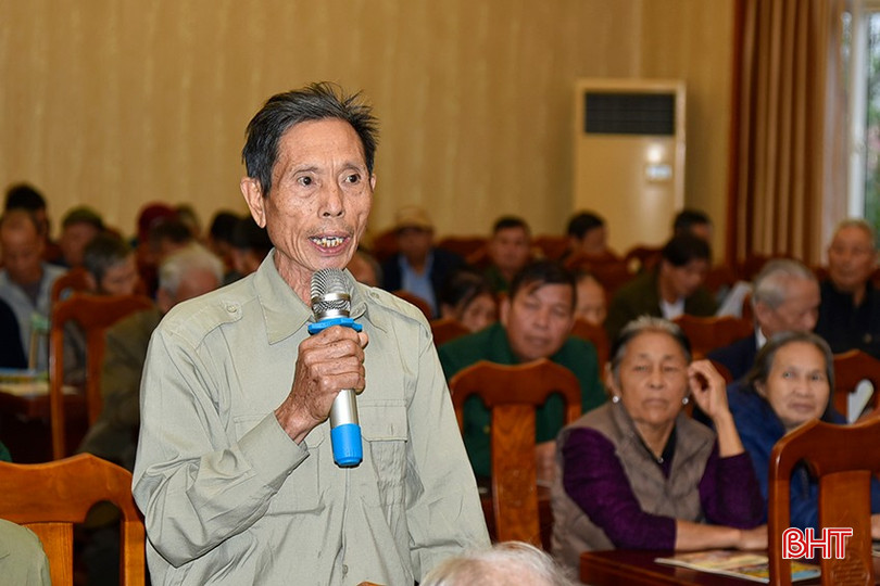 Herr Nguyen Dang Chinh (68 år gammel, funksjonshemmet veteran med 3/4 grader i Gia Hanh kommune) spurte om prosedyrene og prosessen for å revurdere uføretrygden. bqbht_br_dt-dsc2491.jpg